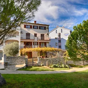 https://apartments-elvis-1299.in-istria.net